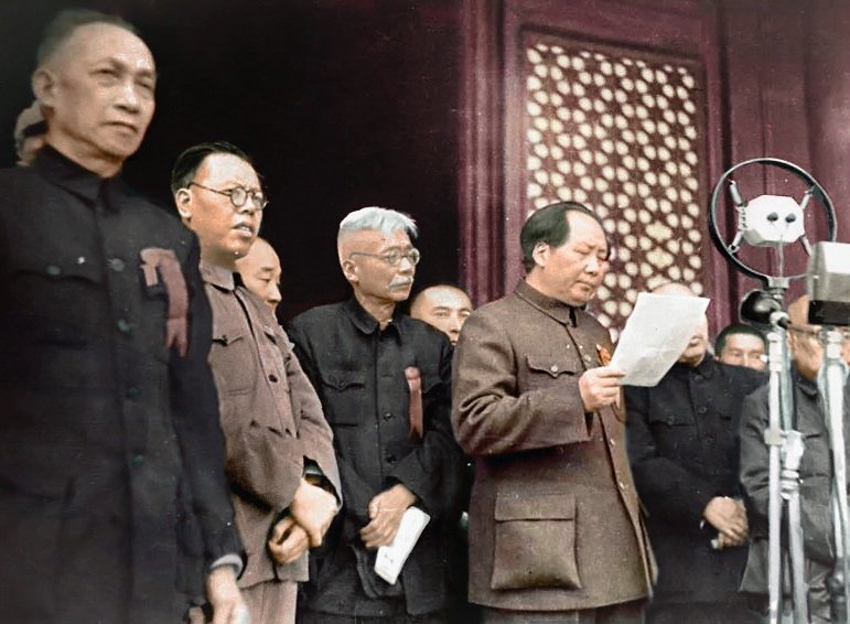 Mao Ce-tung vyhlašuje Čínskou lidovou republiku, 1. října 1949.