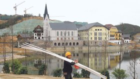 Čínský dělník na stavbě - roste tady nové městečko. Ale nápadně se podobá jednomu evropskému...