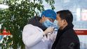 Součástí každodenního života v Asii se kvůli obavám šíření koronaviru staly chirurgické roušky