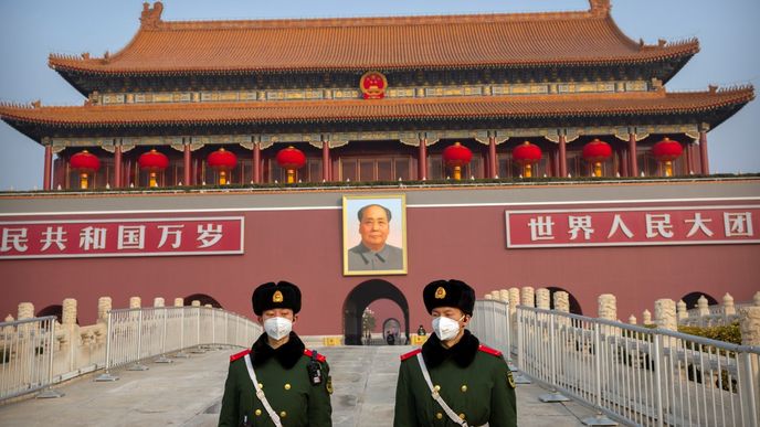 Stráž na Náměstí Nebeského klidů v Pekingu začala nosit ochranné masky