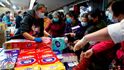 Zákazníci po vypuknutí koronaviru v obchodě v Hongkongu 