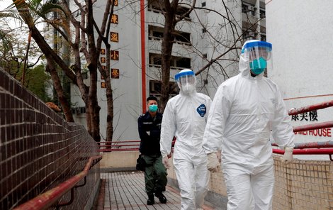 Čínsští pracovníci nosí ochranné obleky, aby se chránili před koronavirem