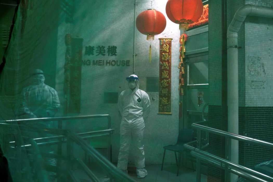 Čínsští pracovníci nosí ochranné obleky, aby se chránili před koronavirem