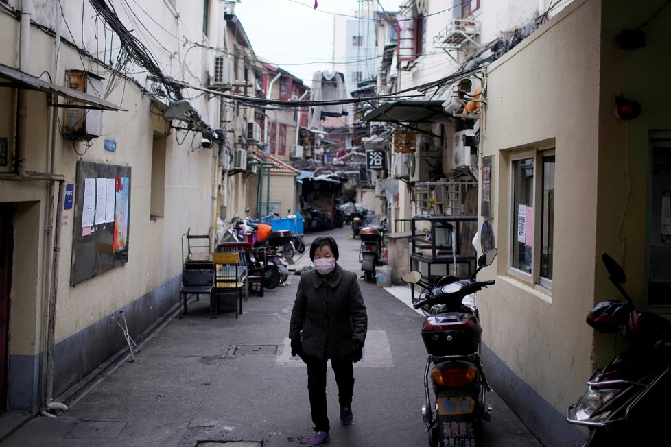 V Číně se lidé chrání před koronavirem rouškami