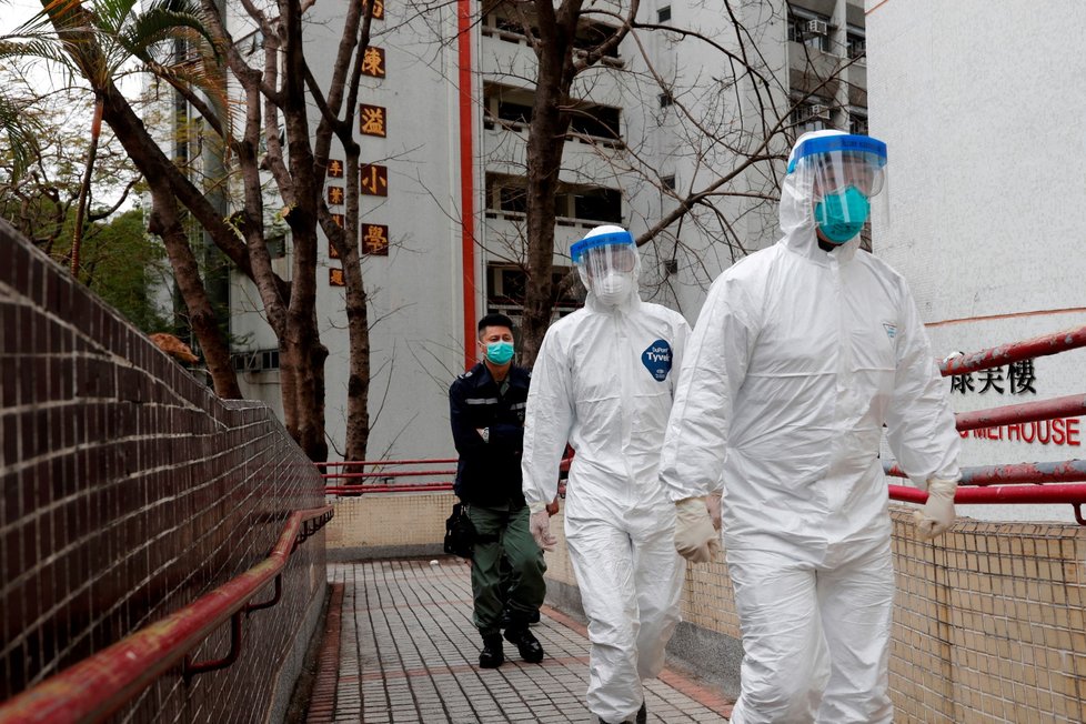 Čínští pracovníci nosí ochranné obleky, aby se chránili před koronavirem