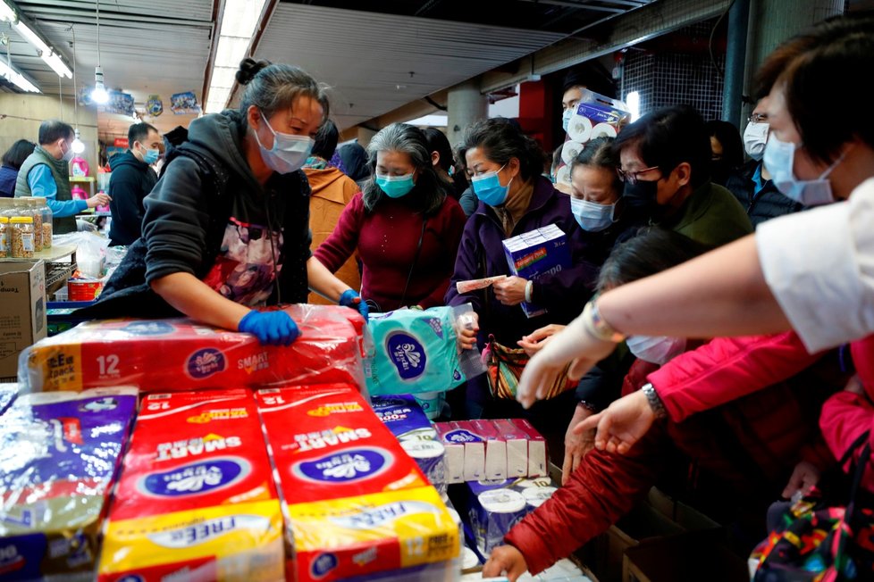 Zákazníci po vypuknutí koronaviru v obchodě v Hongkongu