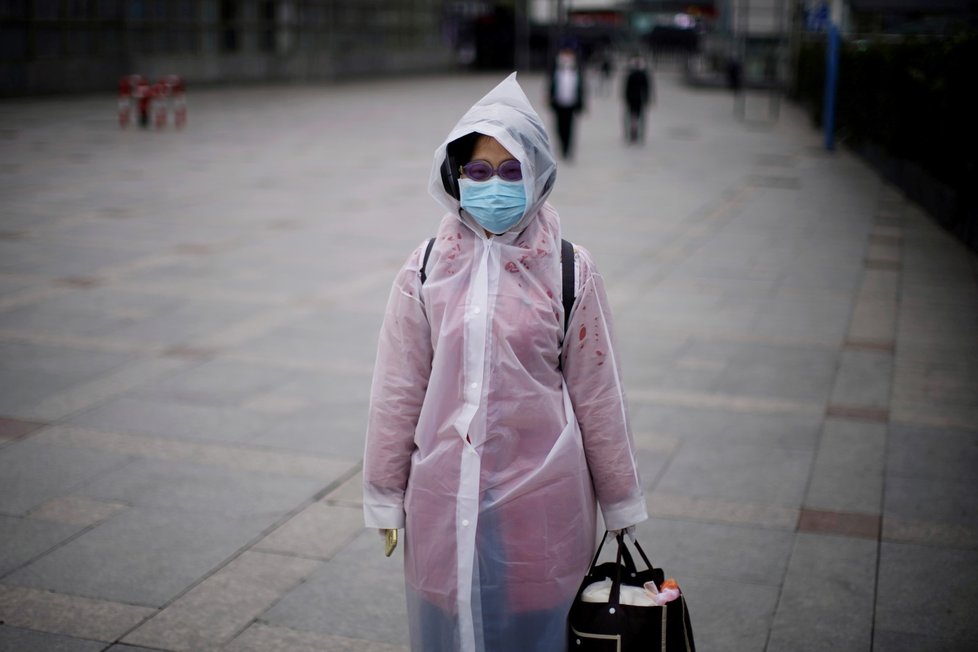 V Číně se lidé chrání před koronavirem rouškami.