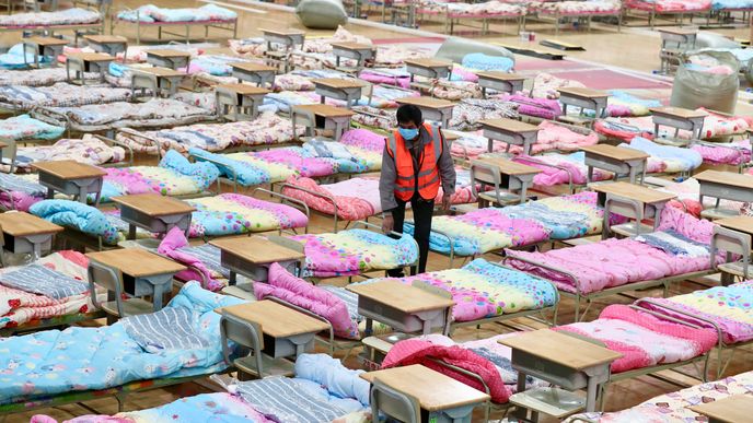 Příprava postelí na stadionu Hongshan, který přeměnili na provizorní nemocnici po propuknutí Koronaviru ve Wuhanu