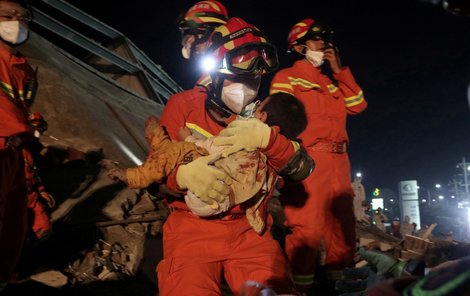 V čínském městě Quanzhou spadl hotel, který fungoval jako karanténa pro nakažené koronavirem