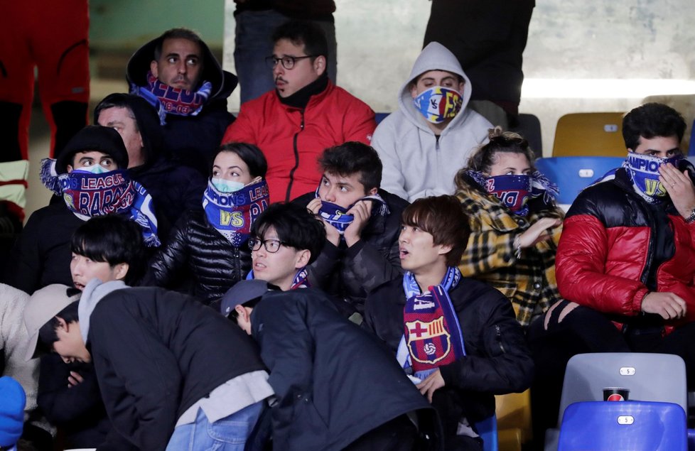 Itálii sevřel strach z koronaviru. Fanoušci se snaží ochránit před nákazou i na zápase osmifinále Ligy mistrů mezi Neapolí a Barcelonou. (25. 2. 2020)