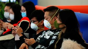 Čínu děsí nový typ koronaviru.