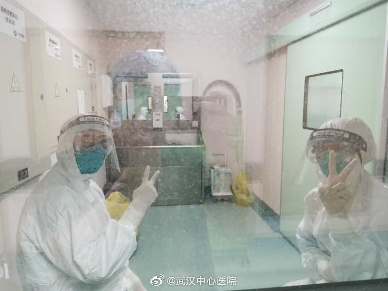 Lékaři, zdravotní sestry a personál nemocnic ve Wu-chanu