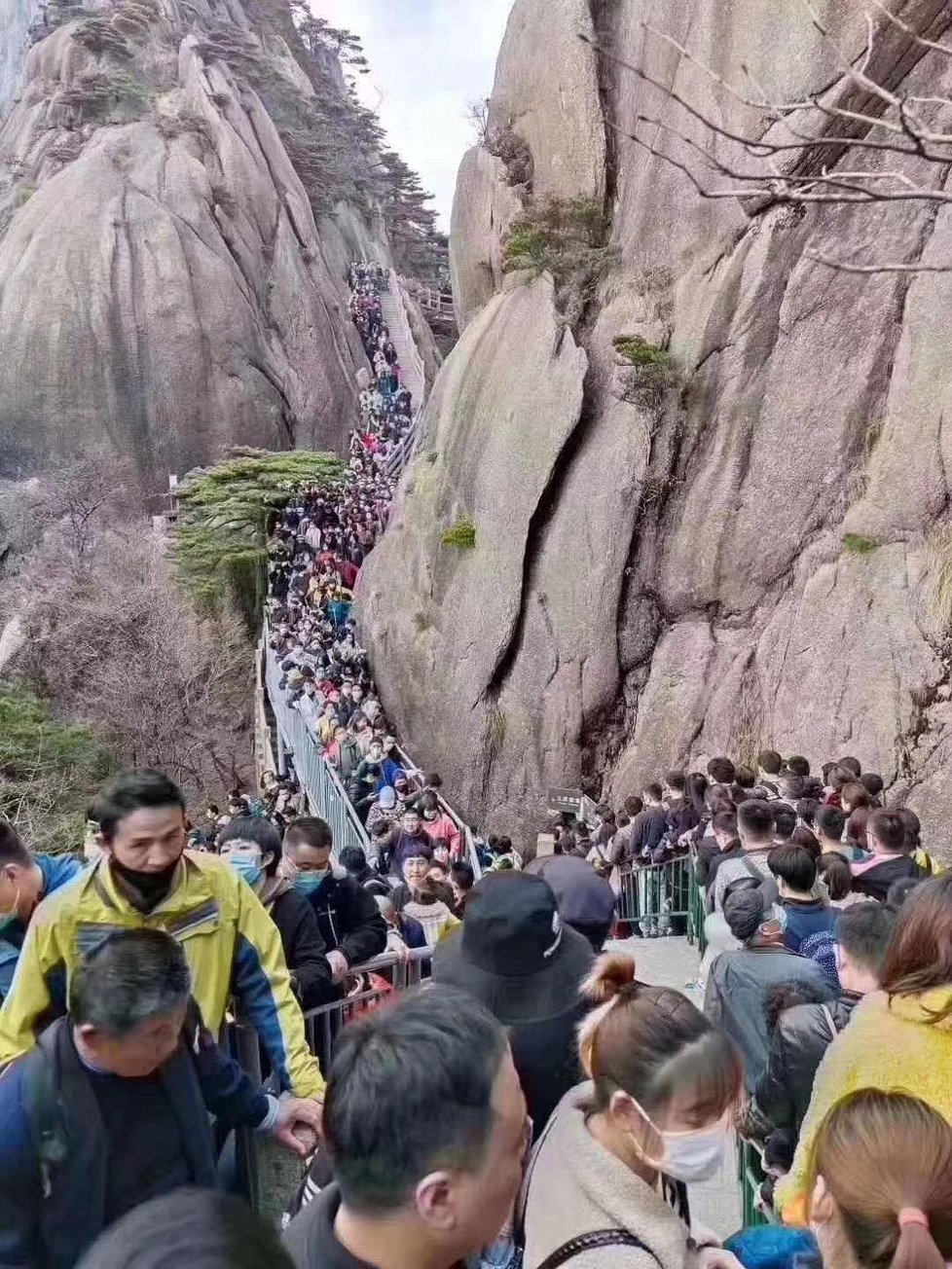 Lidé v Číně navštěvovali turistické památky.