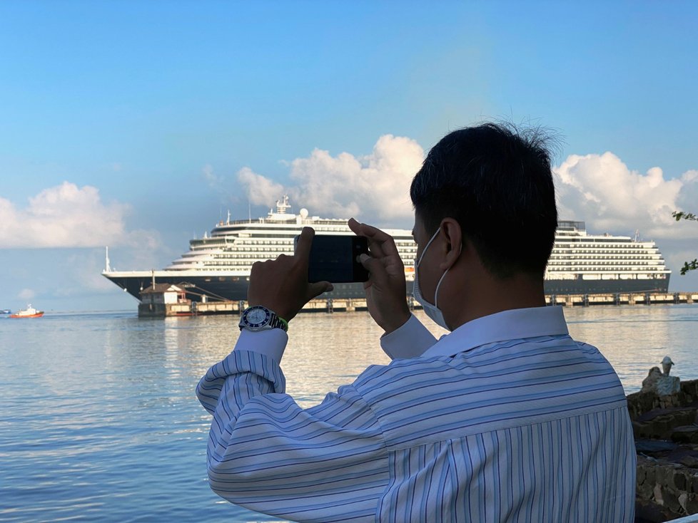 Výletní loď, kterou odmítlo pět asijských zemí, kotví v Kambodži.