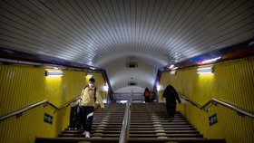 Jindy rušné metro v Pekingu zeje kvůli strachu z koronaviru prázdnotou. (3. 2. 2020)