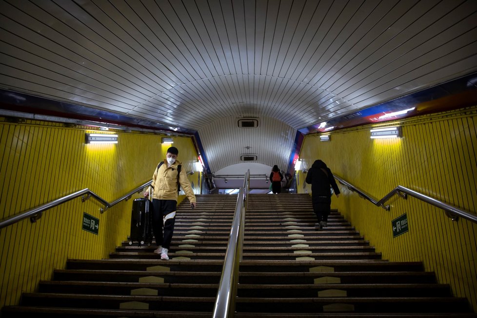 Jindy rušné metro v Pekingu zeje kvůli strachu z koronaviru prázdnotou (3. 2. 2020)