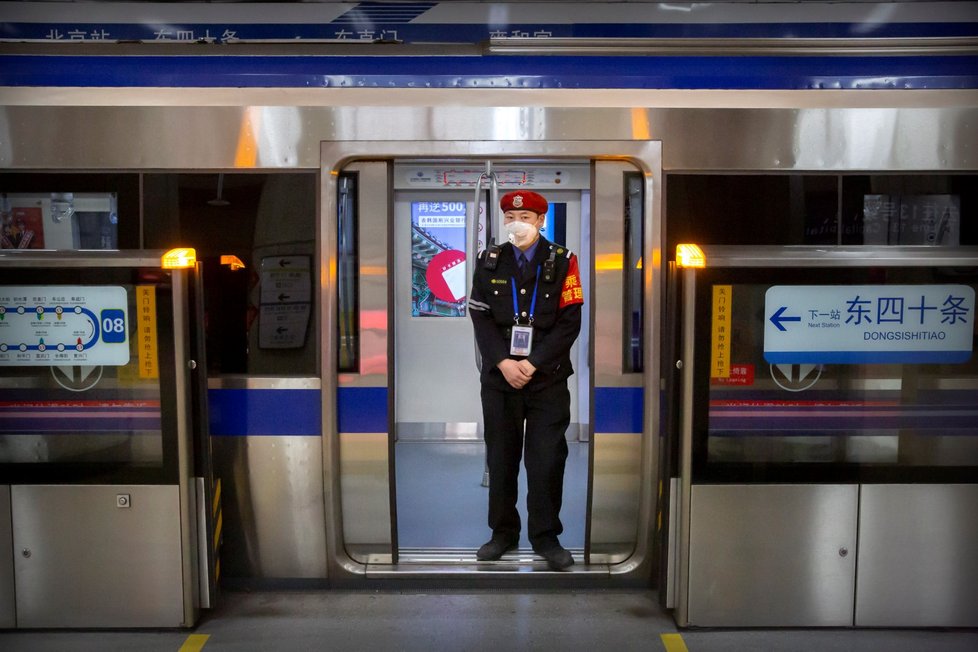 Jindy rušné metro v Pekingu zeje kvůli strachu z koronaviru prázdnotou (3. 2. 2020)