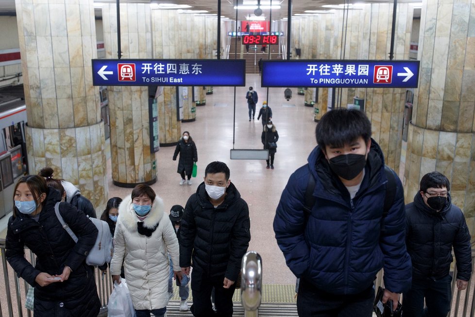 Šíření koronaviru v Číně se významně zpomalilo: Lidé v metru v Pekingu. (10. 3. 2020)