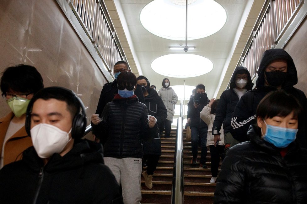 Šíření koronaviru v Číně se významně zpomalilo: Lidé v metru v Pekingu. (10. 3. 2020)