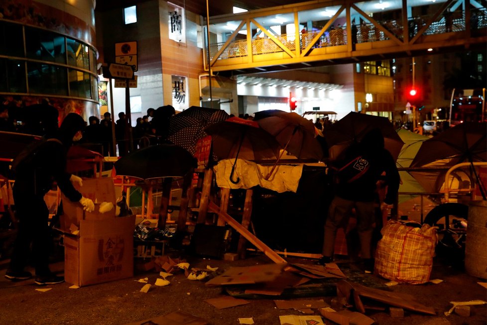 Protestující v Hongkongu zapálili vstupní halu budovy, kde úřady plánují zřídit karanténu pro infikované koronavirem. (26.1.2020)