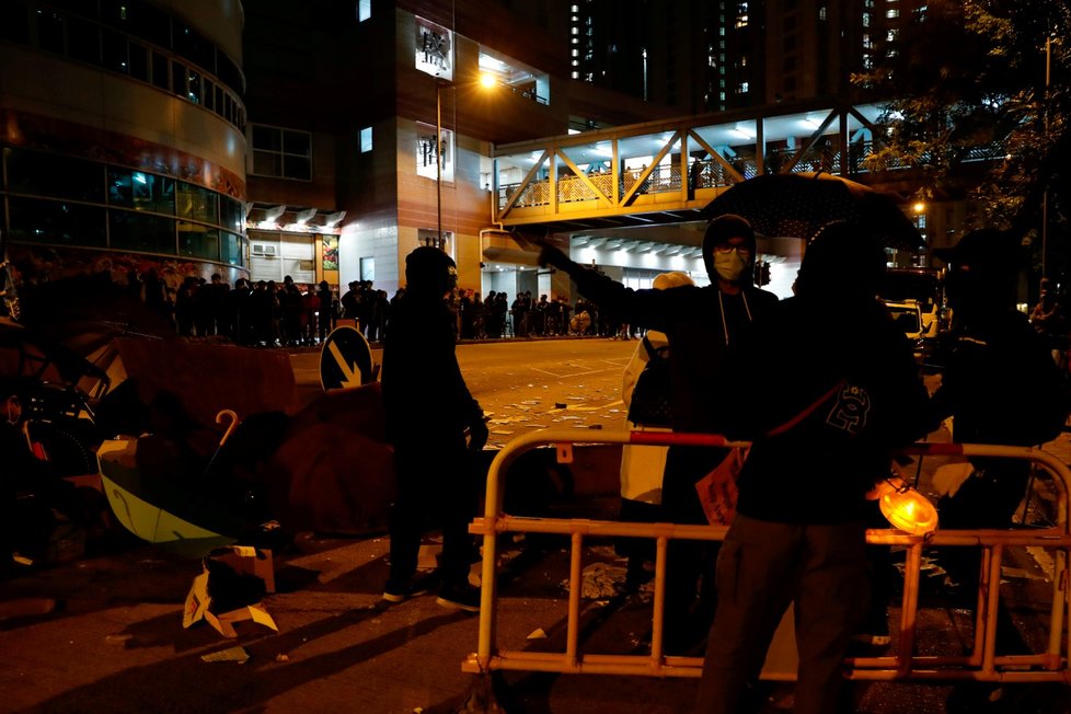 Protestující v Hongkongu zapálili vstupní halu budovy, kde úřady plánují zřídit karanténu pro infikované koronavirem. (26.1.2020)