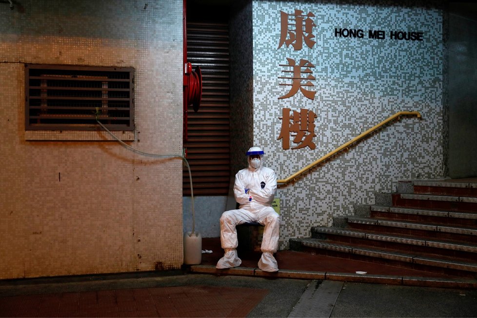 Hongkong oznámil nákazu u čtyř lidí z obytného domu, v němž žili muž a žena, kteří vykazovali symptomy onemocnění.