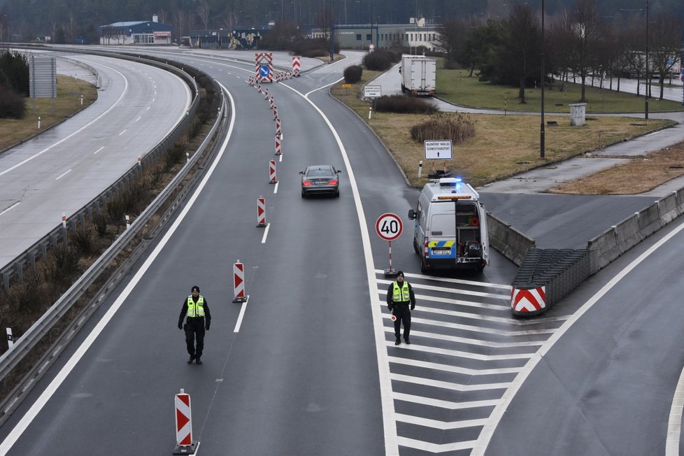 Kontroly na hraničním přechodu s Německem na dálnici D5 v Rozvadově na Tachovsku. (9. 3. 2020)