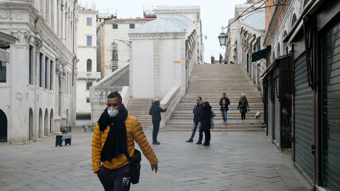 Prázdné ulice v italských Benátkách. (9.3.2020)