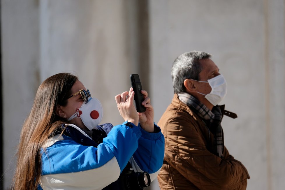 Potkat v Benátkách turisty bez roušek nebo respirátorů je téměř nemožné.