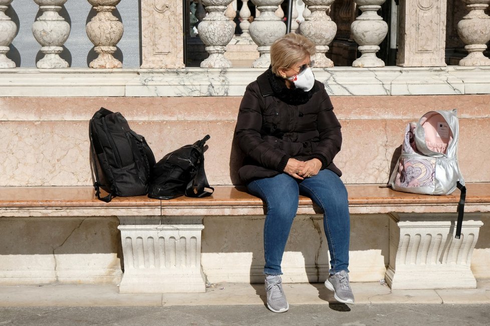 Potkat v Benátkách turisty bez roušek nebo respirátorů je téměř nemožné.