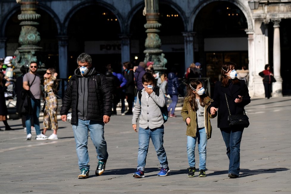 Potkat v Benátkách turisty bez roušek nebo respirátorů je téměř nemožné.