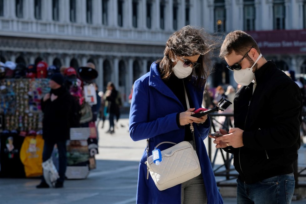 Potkat v Benátkách turisty bez roušek nebo respirátorů je téměř nemožné.