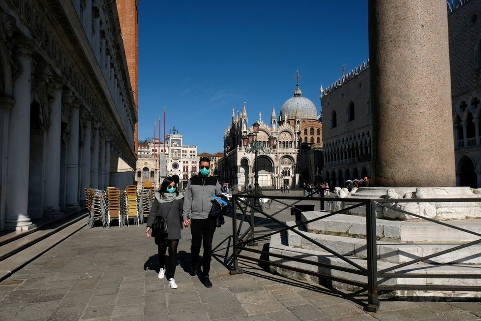 Potkat v Benátkách turisty bez roušek nebo respirátorů je téměř nemožné.