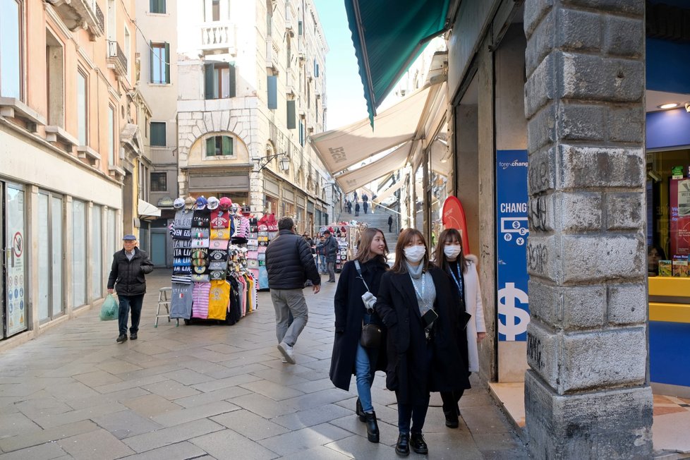 Potkat v Benátkách turisty bez roušek nebo respirátorů je téměř nemožné.