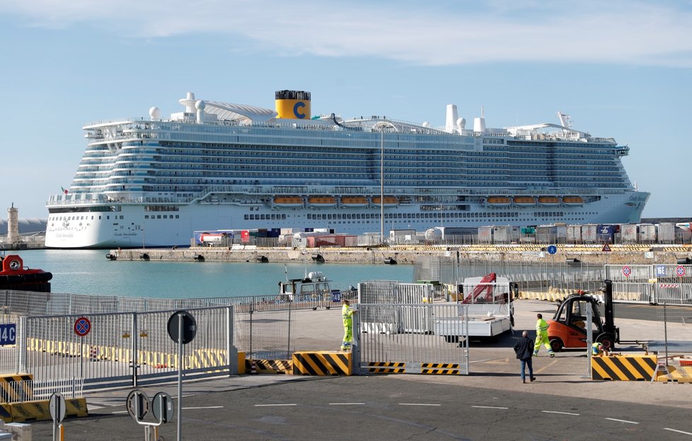 Tisíce cestujících uvázly na palubě výletní lodi v přístavu města severně od Říma, u dvou čínských pasažérů existuje podezření na koronavirus.