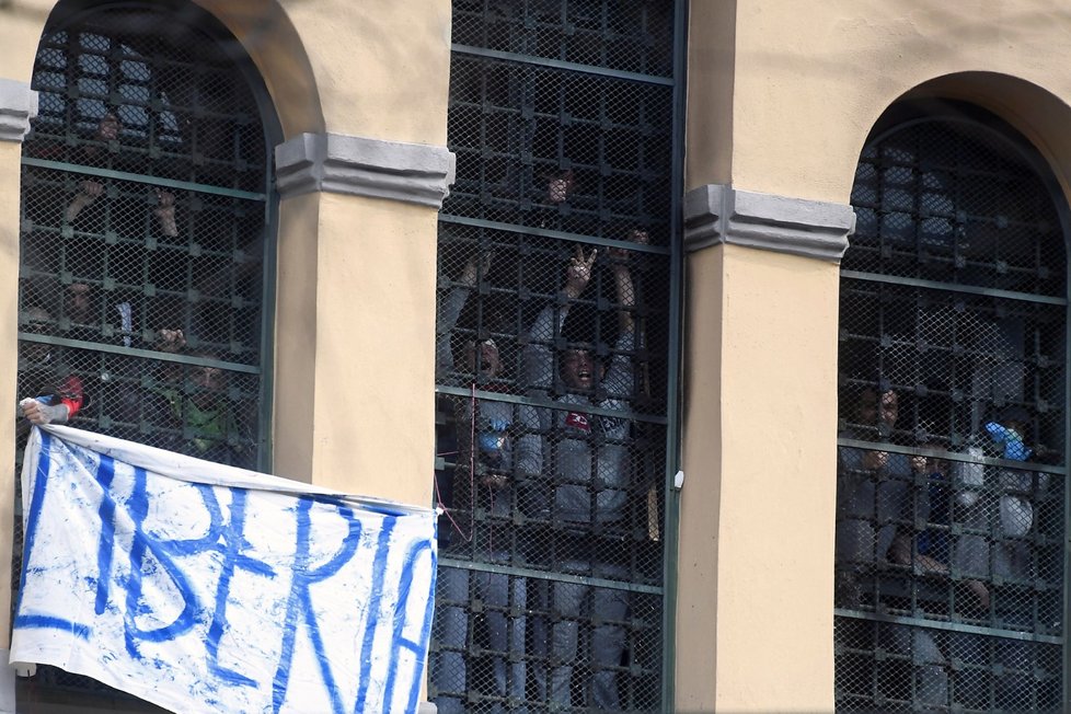 Vzpoura vězňů v nápravném zařízení v Miláně. (9.3.2020)