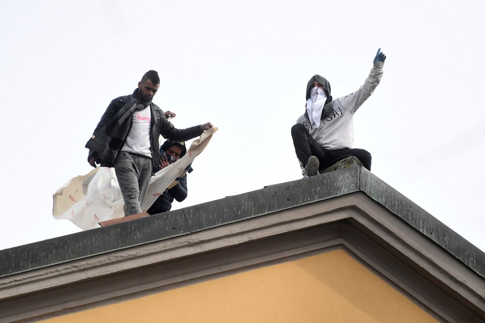 Vzpoura vězňů v nápravném zařízení v Miláně. (9.3.2020)