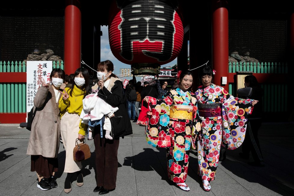 Čínští turisté v Japonsku nosí masky.