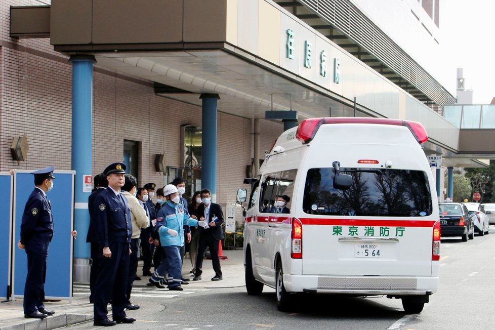 Japonsko evakuovalo z Číny přes 400 svých obyvatel, všechny prohlédli lékaři.