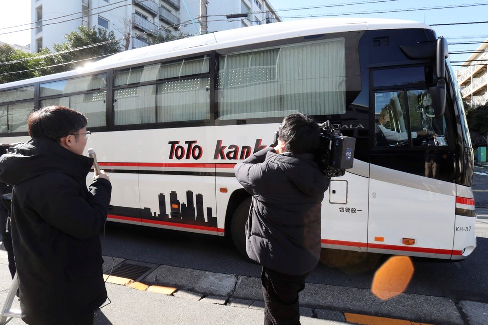 Japonsko evakuovalo z Číny přes 400 svých obyvatel, všechny prohlédli lékaři.