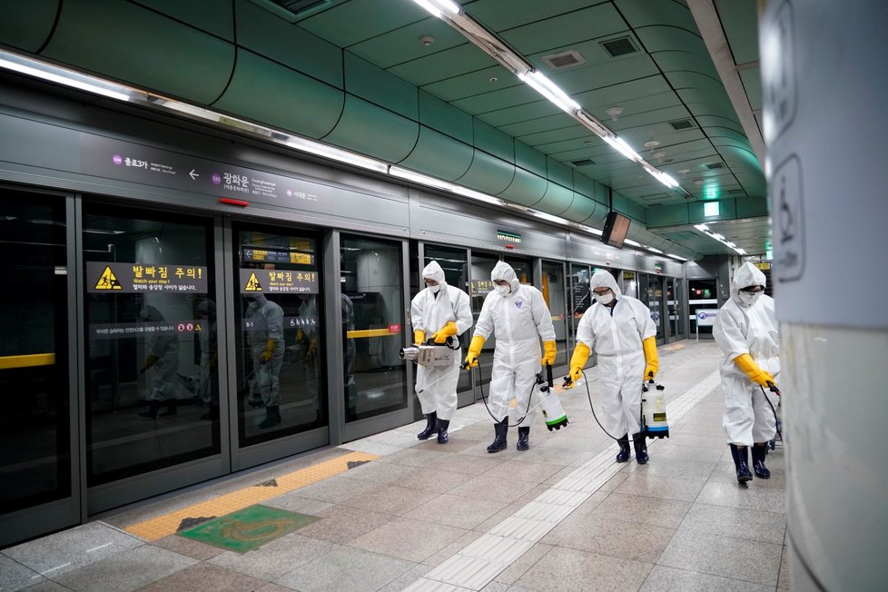 Jižní Korea se snaží číření nákazy bránit, jak se dá. Takhle dezinfikují metro v Soulu. (28.2.2020)