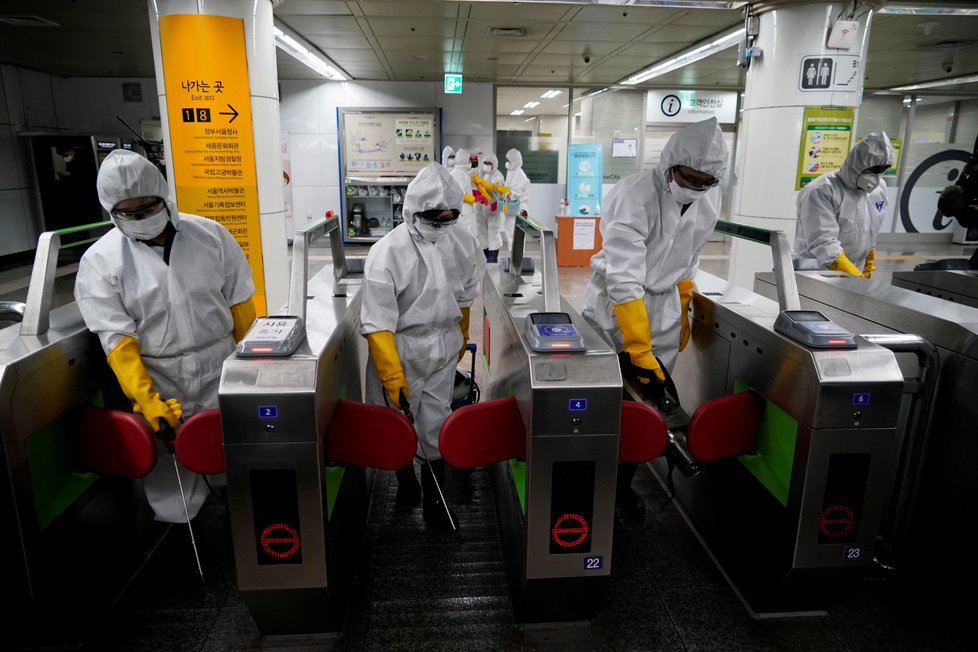 Jižní Korea se snaží číření nákazy bránit, jak se dá. Takhle dezinfikují metro v Soulu. (28.2.2020)