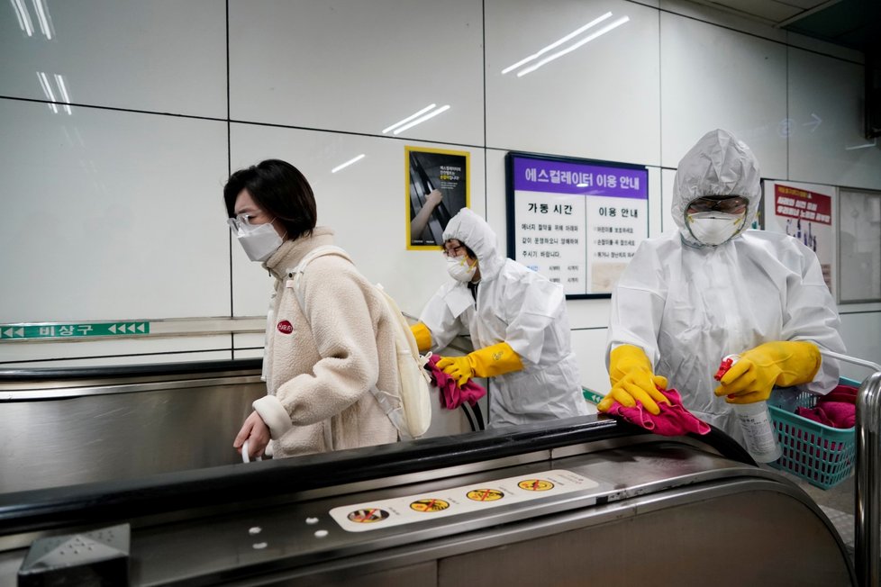 Jižní Korea se snaží šíření nákazy bránit, jak se dá. Takhle dezinfikují metro v Seoulu. (28.2.2020)