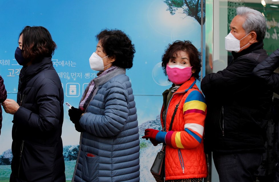 Jižní Korea hlásí přes 8000 nakažených koronavirem, počet nově infikovaných v zemi však již několik dní v řadě mírně klesá. (14.3.2020)