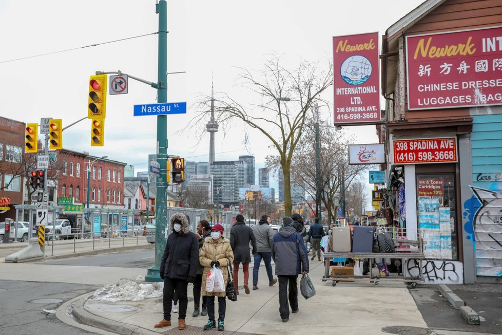 Roušky už nasazují i lidé v kanadském Torontu. (28.1.2020)