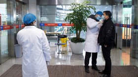 Kontroly cestujících na letišti v Číně