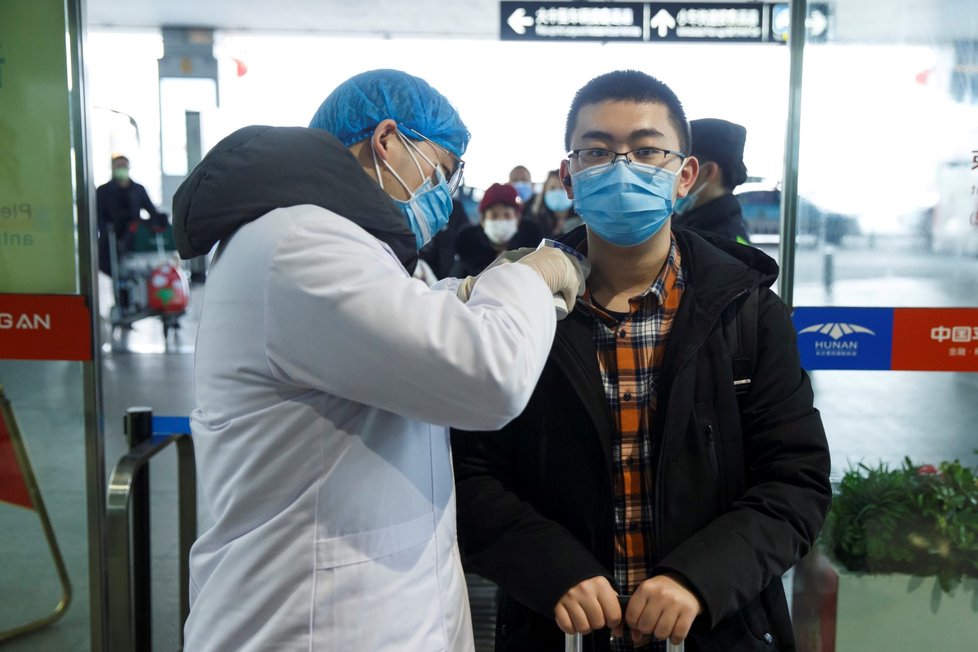Kontroly cestujících na letišti v Číně.