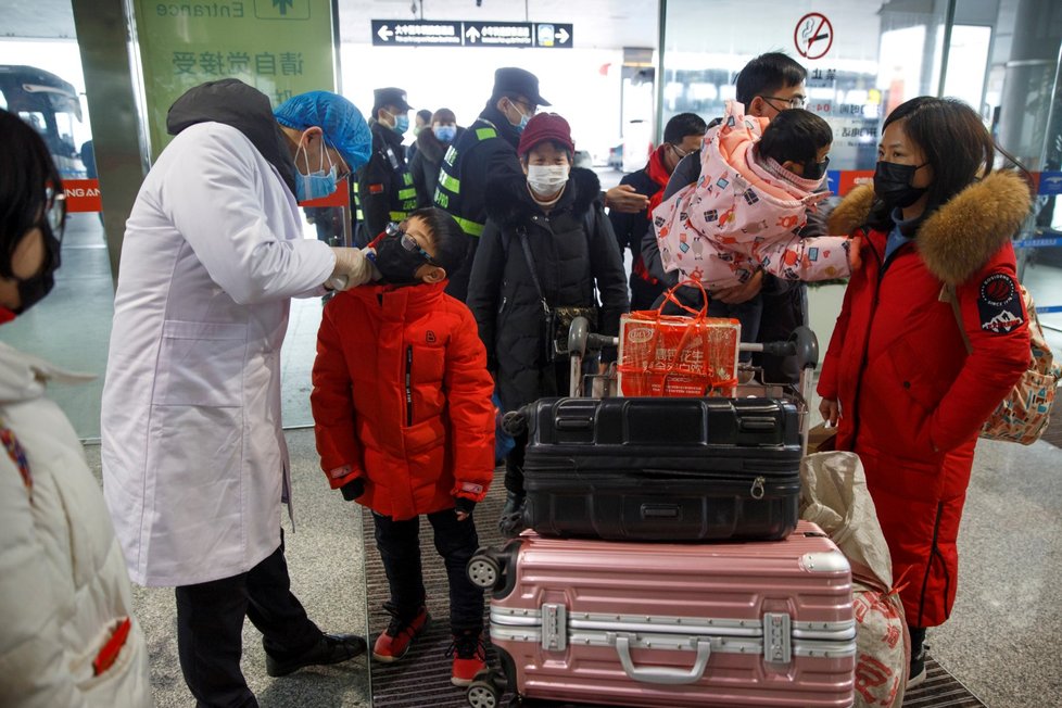 Kontroly cestujících na letišti v Číně