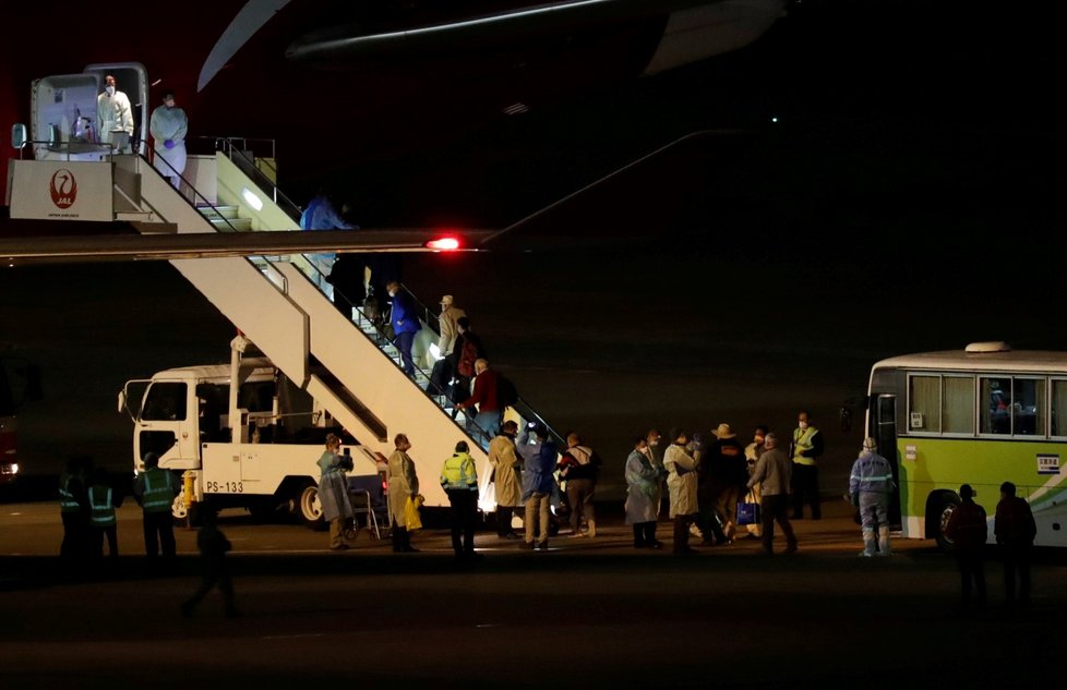 Australané evakuovaní z lodi Diamond Princess nastupují do charterového letu, který je odveze domů (19. 2. 2020).