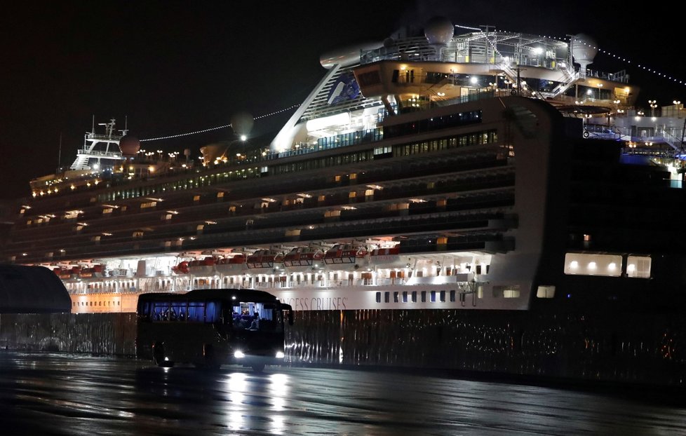 Evakuace Američanů z výletní lodi Diamond Princess (16.2.2020)